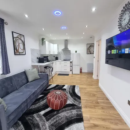 Very Cosy & Lovely 1 Bed Garden Apartment With Side Access